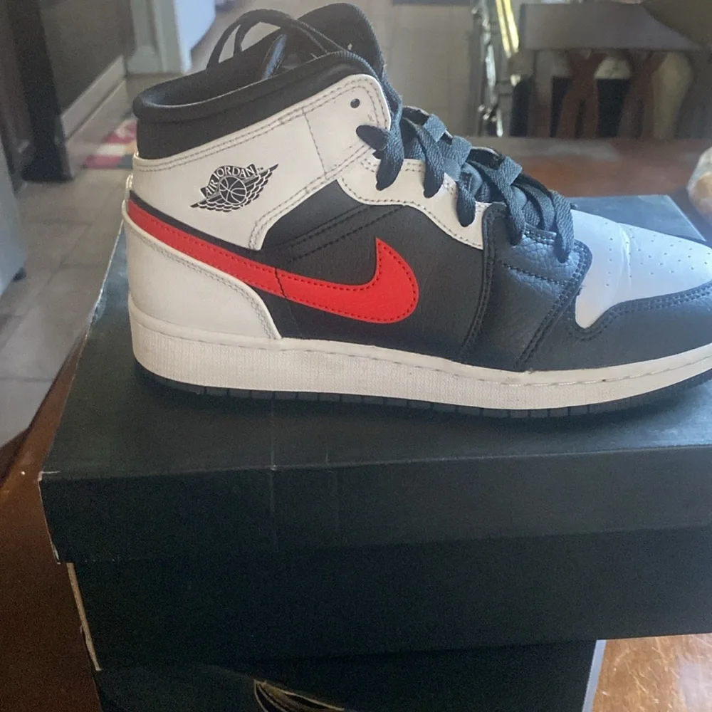 Nike Air Jordan 1 Mid Chile Red